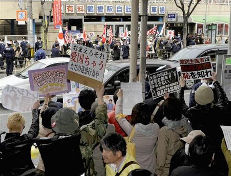 神鷲皇国会が旗振り役となった街宣活動に抗議する市民ら＝３月３１日午後、大阪市のＪＲ鶴橋駅前