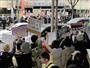 神鷲皇国会が旗振り役となった街宣活動に抗議する市民ら＝３月３１日午後、大阪市のＪＲ鶴橋駅前