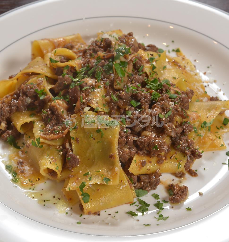 パスタ料理の一押し「パッパルデッレ＿シャラン産鴨肉のラグーソース」。鴨肉を煮込んだソースに負けない幅の太い麺（パッパルデッレ）がボリュームある食感を生み出す