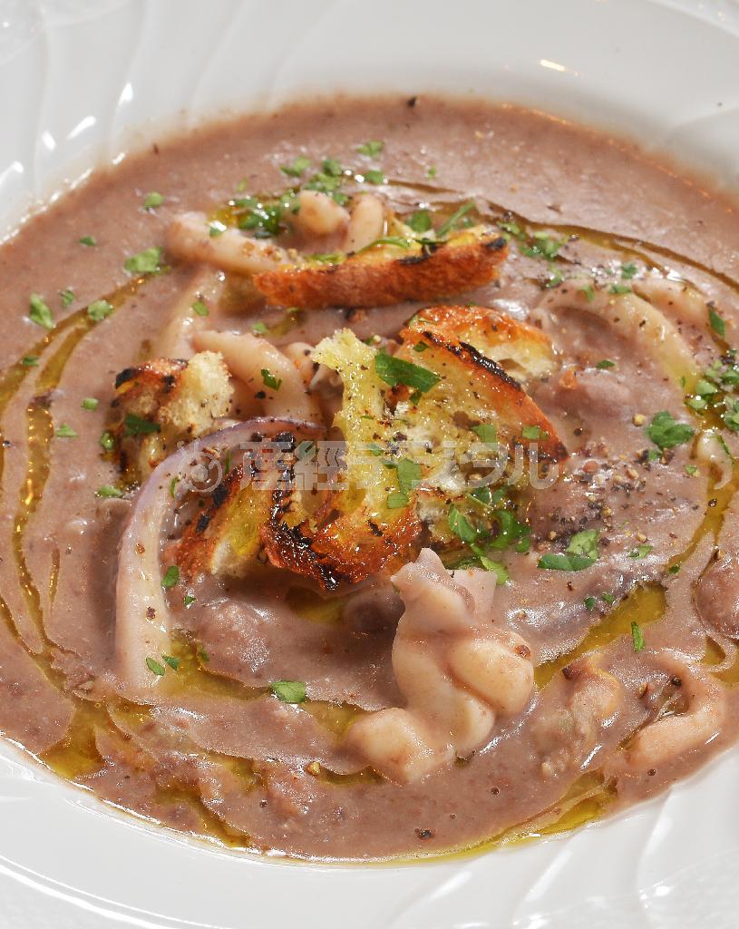 トスカーナ州（イタリア）を代表する食材、豆の魅力を最大限に活かした「イカと赤インゲン豆のスープ」。豆の甘さとイカの濃厚さの融合が素晴らしい