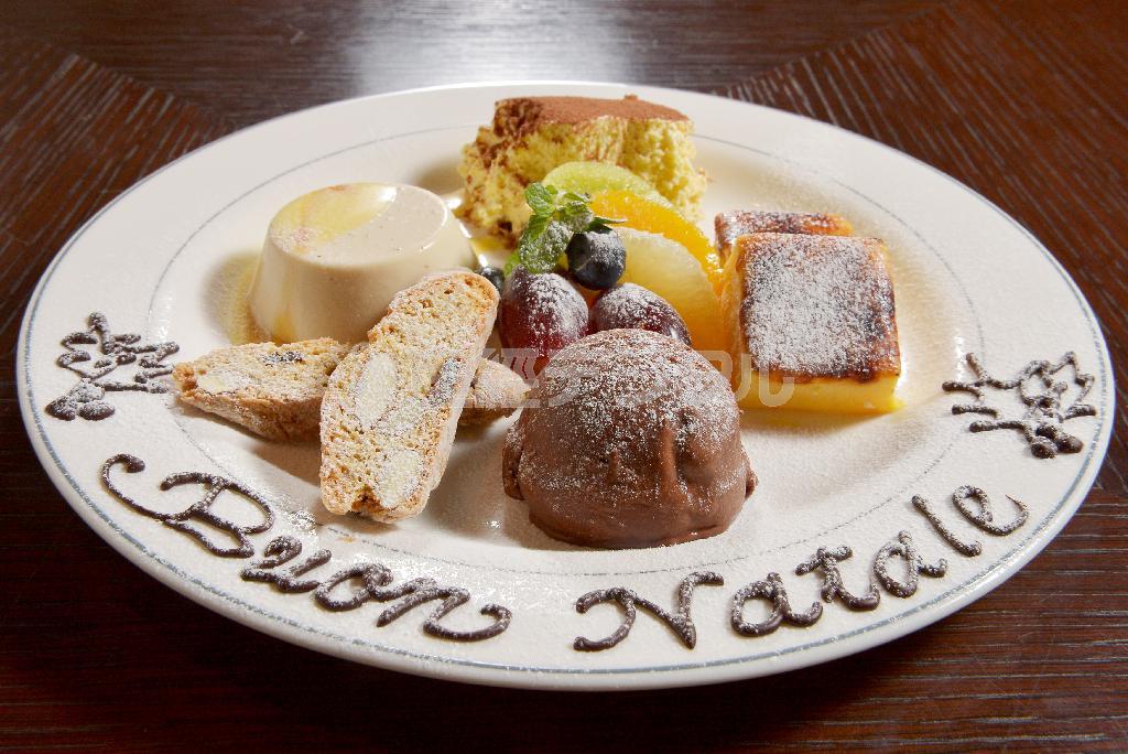 スペイン・カタルーニャ地発祥のデザートでクリーム・ブリュレの元祖、クレマ・カタラナやティラミスなどが楽しめる「デザート盛り合わせ４種類とフルーツ」