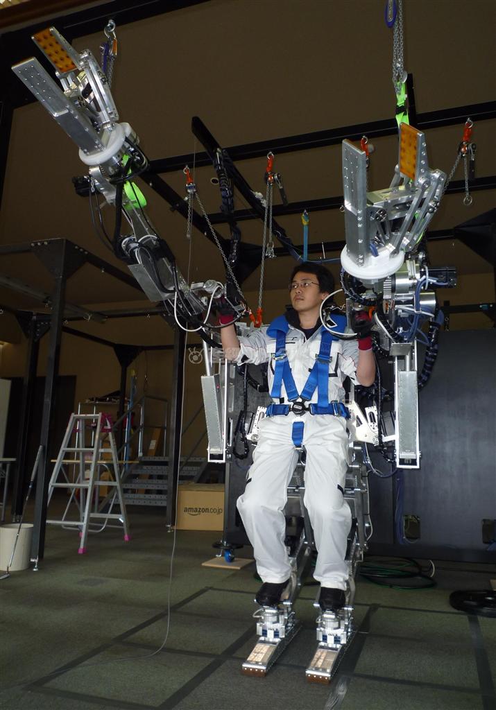 パナソニックが世界で初めて量産化するパワードスーツの試作品＝２０１３年１２月１７日、奈良県奈良市のアクティブリンク（藤原直樹撮影）