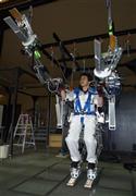 パナソニックが世界で初めて量産化するパワードスーツの試作品＝２０１３年１２月１７日、奈良県奈良市のアクティブリンク（藤原直樹撮影）