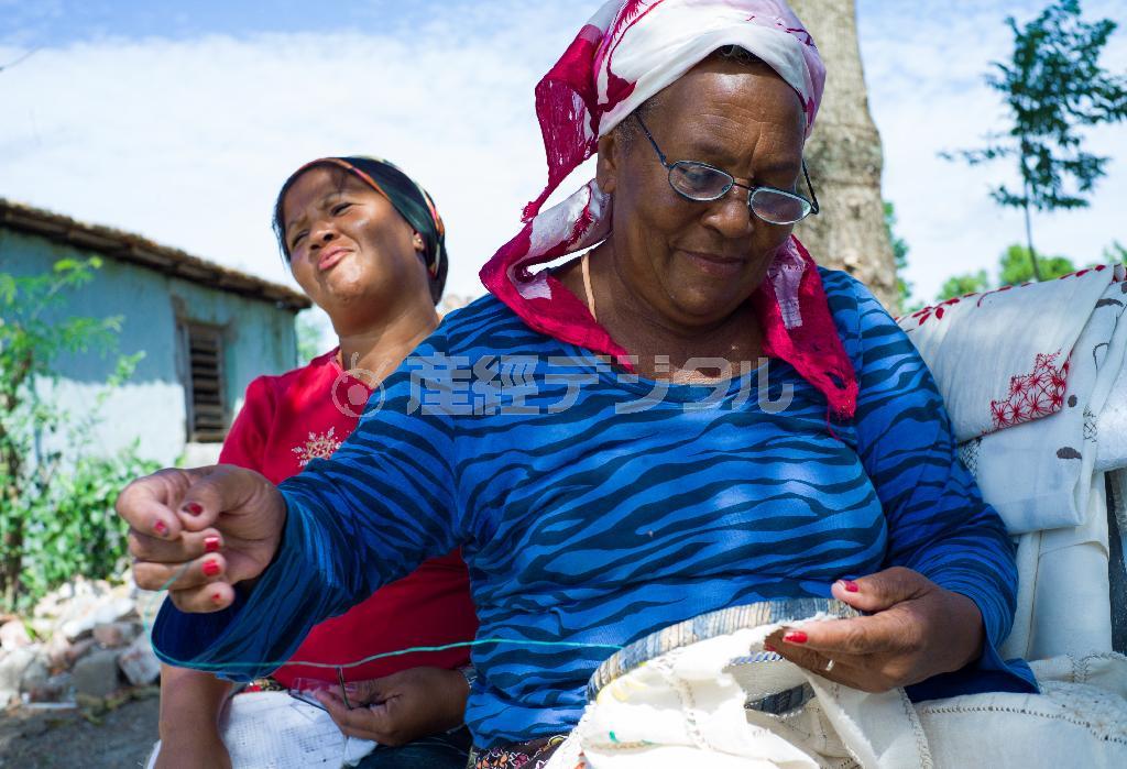 毎日のように観光客が訪れるトリニダ近郊のイスナガ。お土産用に多くの女性たちが刺繍（ししゅう）に励んでいた。後ろに見えるのが彼女たちの家らしく「こんな家に住んでんのよ。いくらか恵んでよ」と窮状を訴えてきた＝キューバ（緑川真実さん撮影）