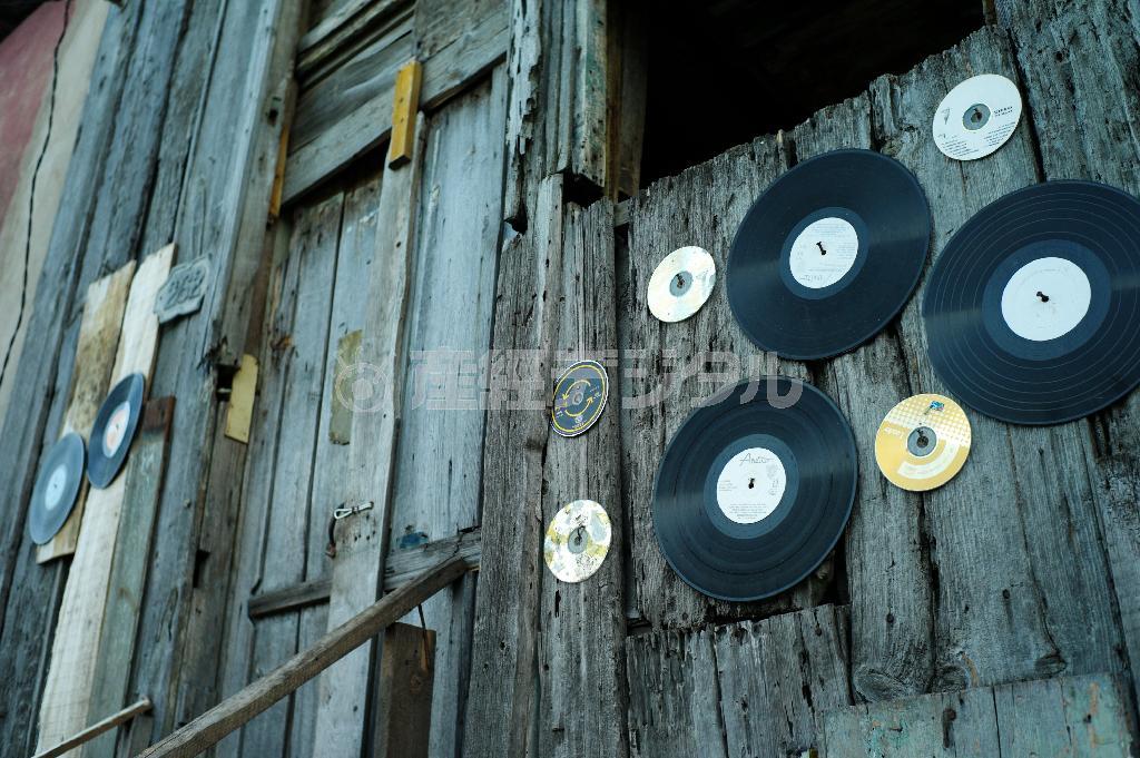 レコードやＣＤで装飾された家屋＝キューバ・サンティアゴ（緑川真実さん撮影）