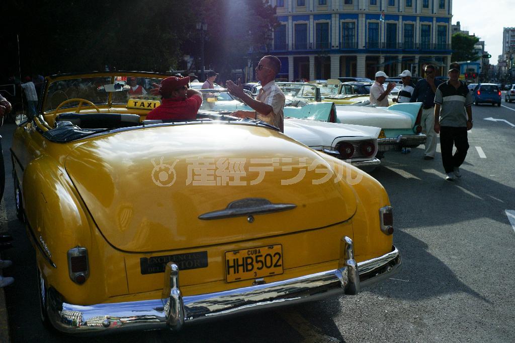 首都ハバナの旧市街で、客待ち中の派手な色をした観光用タクシーのアメ車が並ぶ。人数がそろえば、他都市への移動料金はバスとさほど変わらない＝キューバ（緑川真実さん撮影）