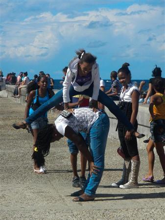 市民の憩いの場、首都ハバナのマレコン通りでは、子どもたちが人間跳び箱ではしゃいでいた＝キューバ（緑川真実さん撮影）