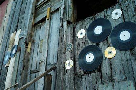 レコードやＣＤで装飾された家屋＝キューバ・サンティアゴ（緑川真実さん撮影）
