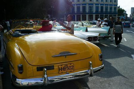 首都ハバナの旧市街で、客待ち中の派手な色をした観光用タクシーのアメ車が並ぶ。人数がそろえば、他都市への移動料金はバスとさほど変わらない＝キューバ（緑川真実さん撮影）