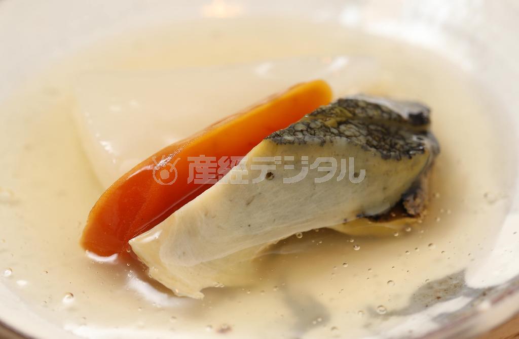 やわらかい蒸しアワビに熱々の吉野葛あん。香り高いだしが決め手の一皿