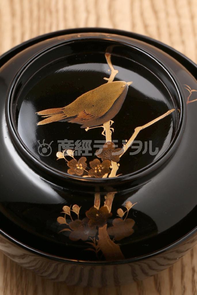 天神さんにちなみ、梅とウグイスが描かれた漆塗りの椀で椀物を