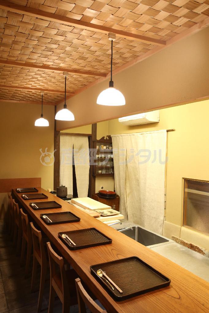 基本はここカウンターで。野口大介さんとの会話も楽しい＝２０１３年１２月１８日、京都市上京区