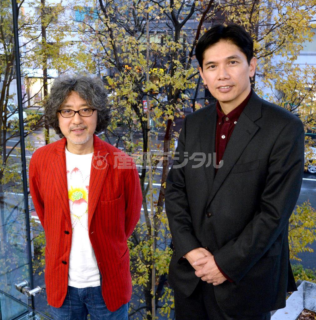 荒井良二さん（左）と天童荒太さん。意外な組み合わせの２人が、未来へ送るとっておきの物語を生み出した＝東京都千代田区（大山実撮影）