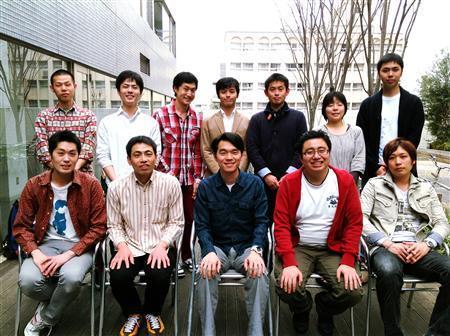 【花緑の「世界はまるで落語」】落語家、柳家花緑（やなぎや・かろく）とその一門。（前列左から）花ん謝（かんしゃ）、鬼〆（おにしめ）、花緑、初花（しょっぱな）、柳貴家雪之介（やなぎやゆきのすけ）、（後列左から）圭花（けいか）、緑太（ろくた）、フラワー、緑君（ろっくん）、花いち（はないち）、まめ緑（まめろく）、花どん（はなどん、提供写真）