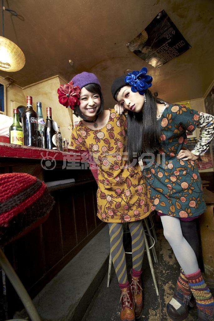 シュールで魅力的な世界を展開する姉妹ユニット「チャラン・ポ・ランタン」の２人。左からボーカルのもも、アコーディオンの小春＝東京都新宿区歌舞伎町のゴールデン街「ソワレ」（岡崎健志さん撮影、提供写真）