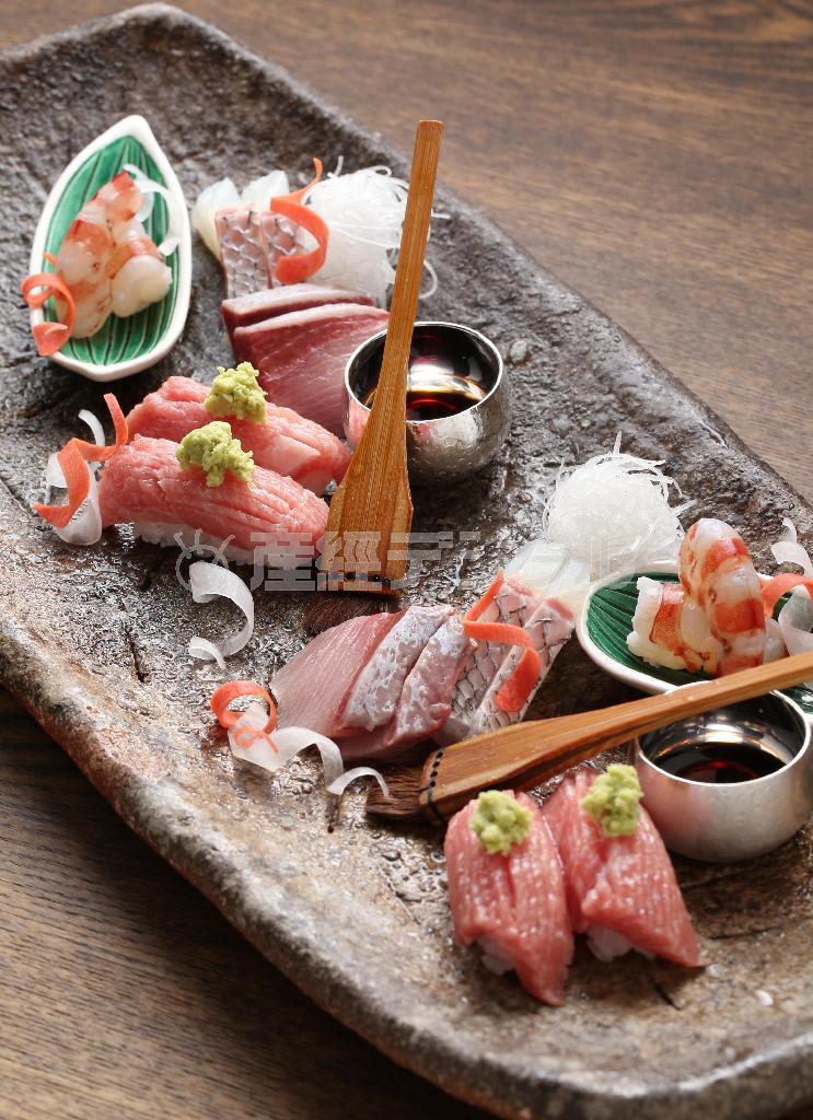 紅白をイメージしたお向の「とろの寿司＿鯛＿車海老＿寒鰤（ぶり）＿あしらい」