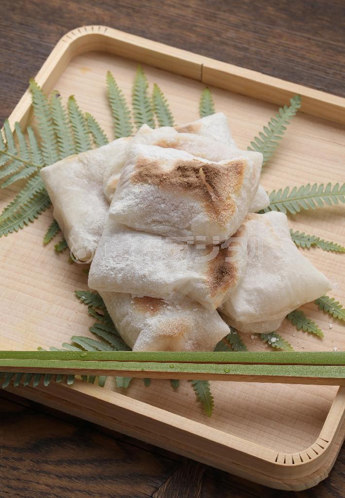 自家製の唐墨（からすみ）が中に入ったお祝の「唐墨餅」