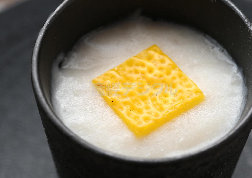 濃厚さと繊細さが同居する先附の「ふく白子すり流し色紙柚子」