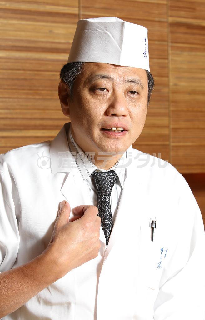 世界遺産への認定を機に「和食」の素晴らしさをもっと世界に広めたいと語る店主兼料理人の佐々木浩さん＝２０１３年１２月１８日、京都市東山区（恵守乾撮影）