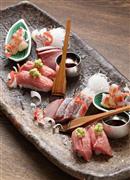 紅白をイメージしたお向の「とろの寿司＿鯛＿車海老＿寒鰤（ぶり）＿あしらい」