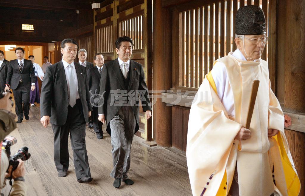 靖国神社を参拝する安倍晋三（しんぞう）首相＝２０１３年１２月２６日午前、東京都千代田区の靖国神社（矢島康弘撮影）