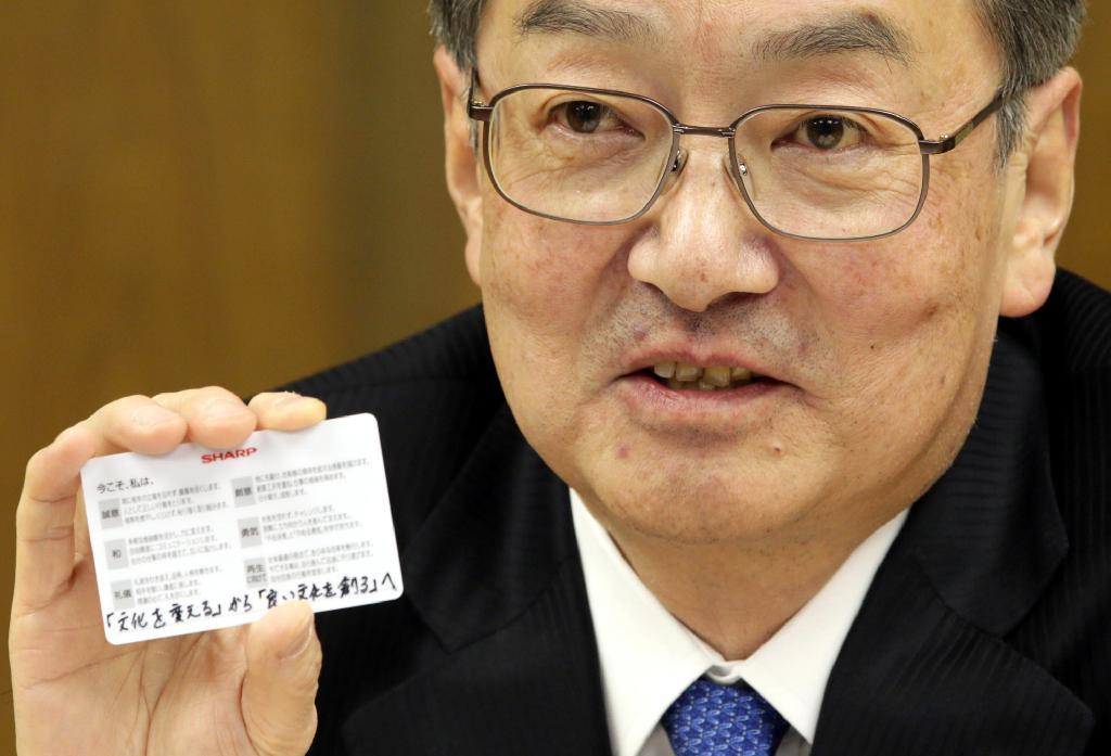 「行動変革宣言」が書かれたカードを見せるシャープの高橋興三社長＝６日午後、大阪市阿倍野区のシャープ本社（門井聡撮影）