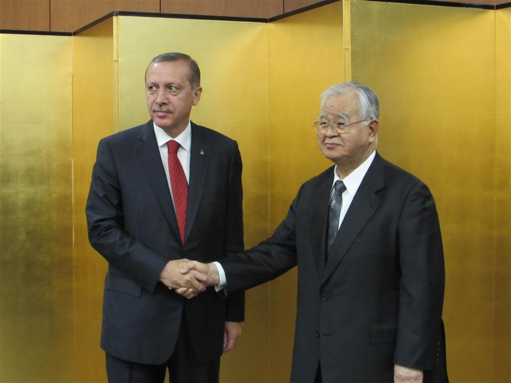 歓迎昼食会の前に握手するトルコのエルドアン首相（左）と経団連の米倉弘昌会長＝7日、東京都内(早坂礼子撮影)