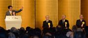 経済３団体の「新年祝賀パーティー」でスピーチする安倍晋三首相。右は３団体のトップ＝７日午後、東京都千代田区（大西史朗撮影）