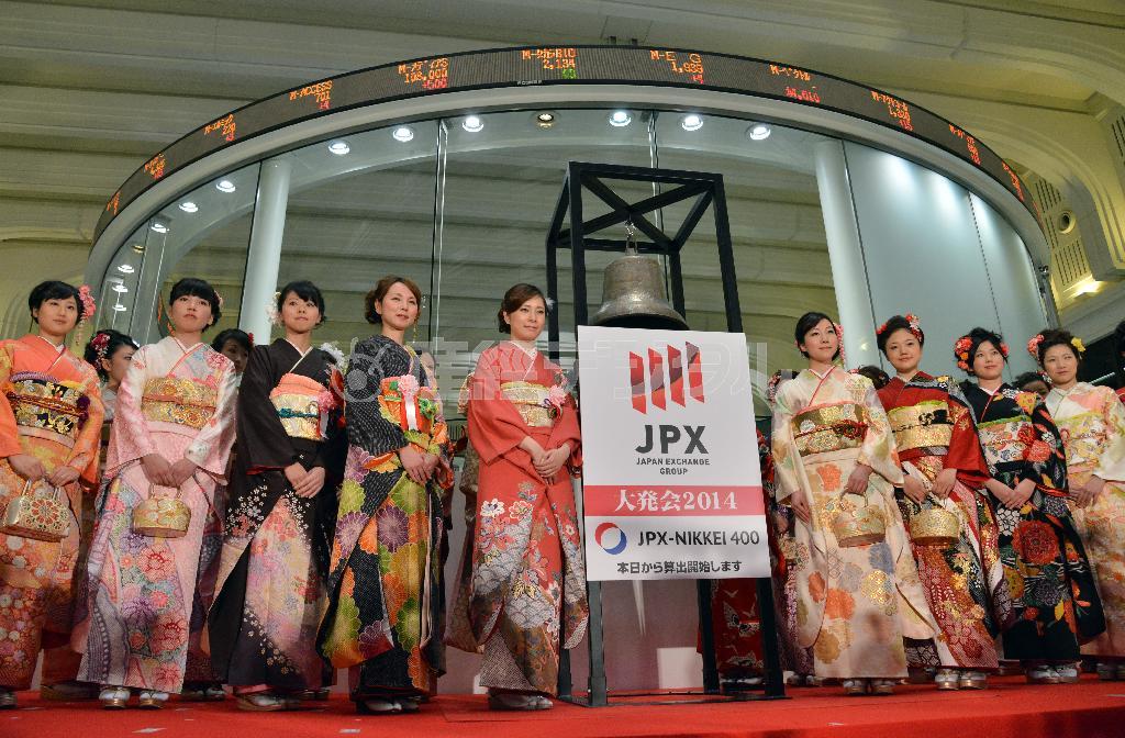 東京証券取引所の大発会に晴れ着姿で参加した女性たち。取引初日は６年ぶりに下落で終わる波乱の幕開けとなった＝２０１４年１月６日、東京都中央区日本橋兜町（三尾郁恵撮影）