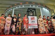 東京証券取引所の大発会に晴れ着姿で参加した女性たち。取引初日は６年ぶりに下落で終わる波乱の幕開けとなった＝２０１４年１月６日、東京都中央区日本橋兜町（三尾郁恵撮影）