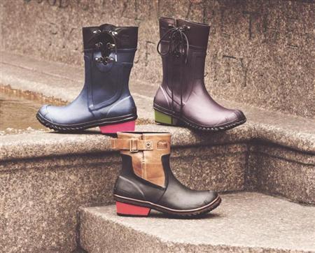 秋から春先まで使える街歩きを意識したレインブーツのコレクション。上段はヒールのカラーが特徴的な「コンクエストカーリーグロー」（１万２６００円）、下段は春先のお出かけにぴったりの「スリムパックライディンググロー」（１万４７００円）
