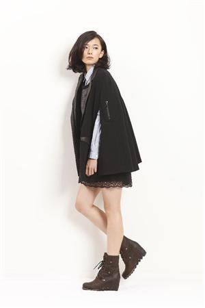 ２０１３年秋に登場したウェッジソールのショートブーツ「ジョアンオブアークティックウエッジミッド」（２万５２００円）。ボーイッシュな着こなしに合わせてスタイリッシュに