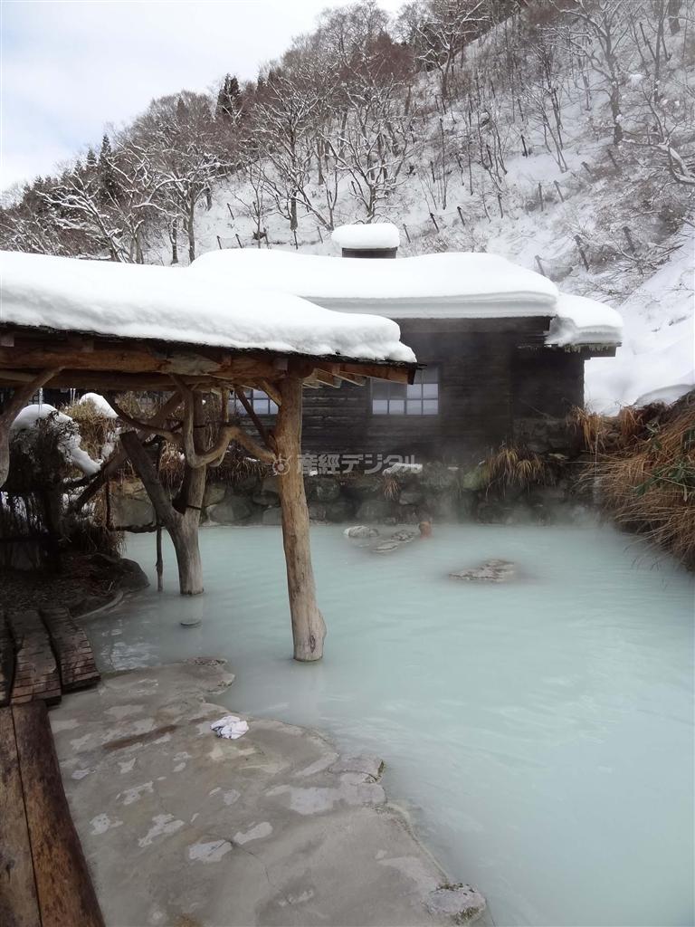 乳頭（にゅうとう）温泉郷の中でももっとも長い歴史を持つ秘湯「鶴の湯温泉」の露天風呂＝秋田県仙北市