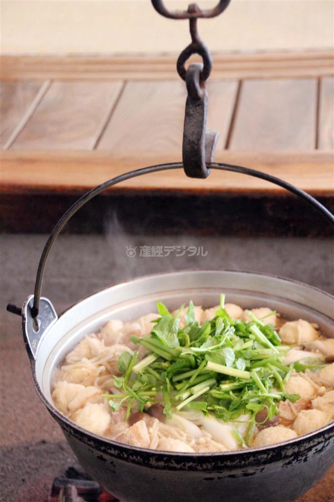 独特のだしが出る山の芋を使った「山の芋鍋」は、乳頭（にゅうとう）温泉郷「鶴の湯温泉」でも楽しめる。立ち寄り湯で体を温めたあとに、山の芋鍋を楽しむのもよさそう（昼食は１１時３０分～１３時、単品は７００円、岩魚付きのセットは１７００円）