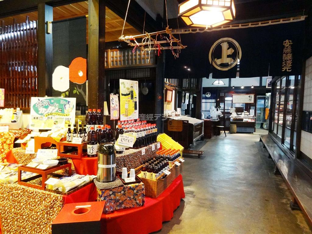 明治時代中期に建てられたレンガ造蔵座敷で知られる安藤醸造の本店。店内はひんやりと涼しく、安藤醸造の自慢の品が並んでいる＝秋田県仙北市角館町