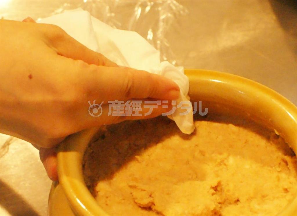 ＜みそ作りに挑戦＞＿＿（工程９）ふちについたみそを、アルコールをふくませたキッチンペーパーで拭き取る（塩塚夢撮影）