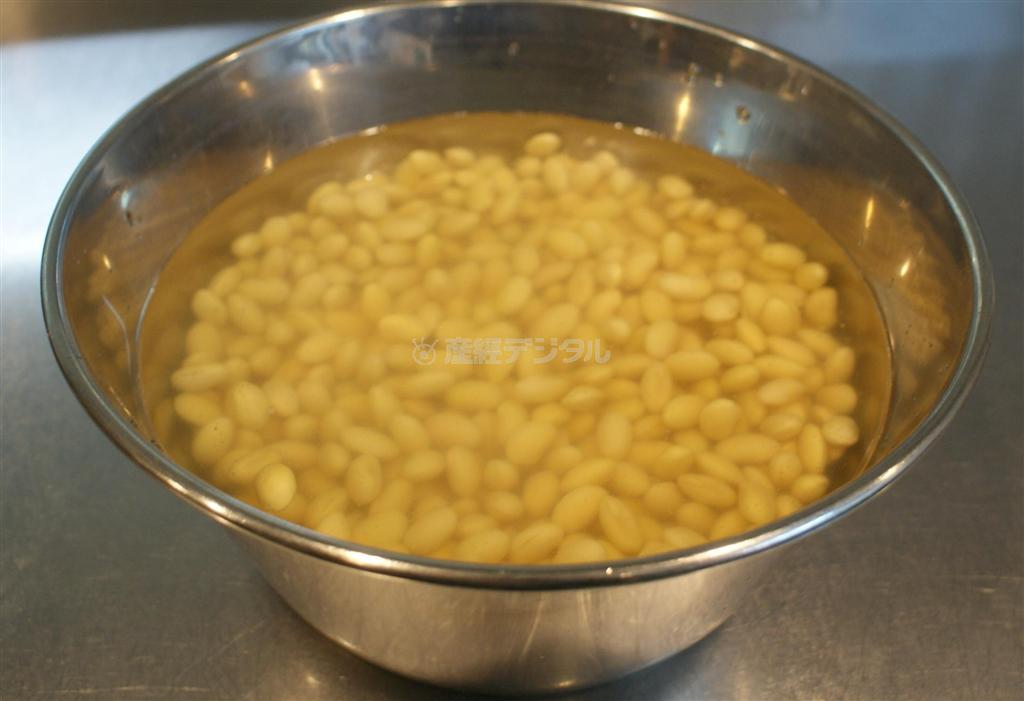 ＜みそ作りに挑戦＞＿＿（工程１）大豆は、汚れを取り水洗いし、３倍の水に一晩つける。
