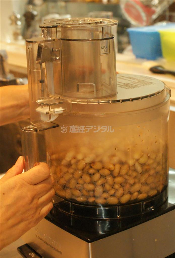 ＜みそ作りに挑戦＞＿＿（工程４）大豆をゆで汁と分け、大豆のみフードプロセッサーにかける。ゆで汁は取っておく（塩塚夢撮影）