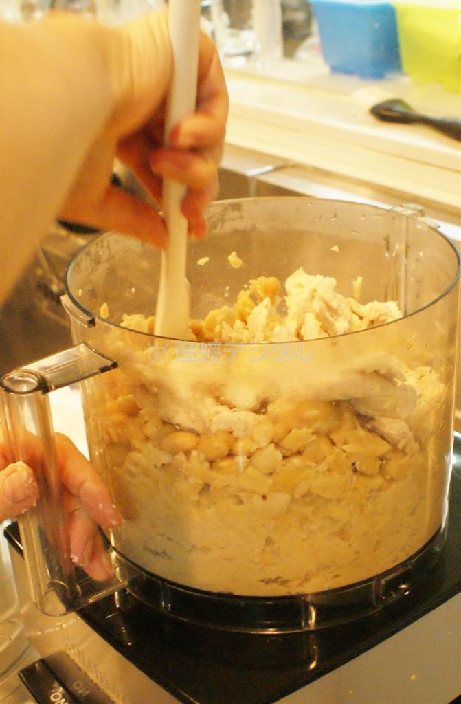 ＜みそ作りに挑戦＞＿＿（工程５）粒が半分ぐらいなくなったら酒かすを入れ、さらに混ぜる。粒がほとんどなくなるまでペースト状にする（塩塚夢撮影）