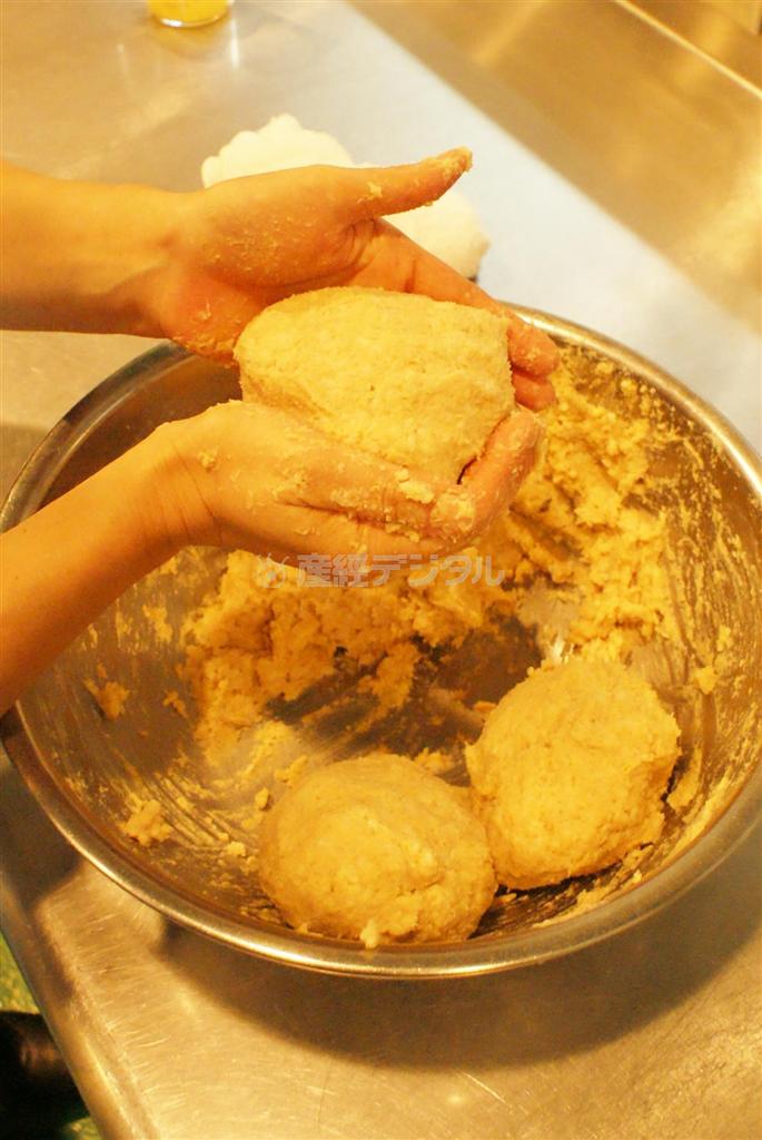 ＜みそ作りに挑戦＞＿＿（工程７）みそを２００～３００グラムごとに分けて丸める（塩塚夢撮影）