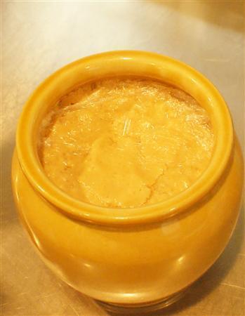 ＜みそ作りに挑戦＞＿＿（完成）表面をならしてラップで抑える。フタをして冷暗所に保存する。