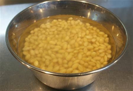 ＜みそ作りに挑戦＞＿＿（工程１）大豆は、汚れを取り水洗いし、３倍の水に一晩つける。