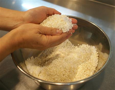 ＜みそ作りに挑戦＞＿＿（工程３）こうじは柔らかく手でほぐし、塩とあわせる。むらがなくなるまでよく混ぜる（塩塚夢撮影）