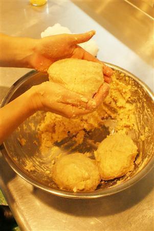 ＜みそ作りに挑戦＞＿＿（工程７）みそを２００～３００グラムごとに分けて丸める（塩塚夢撮影）