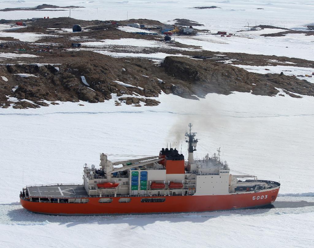 日本の観測船「しらせ」