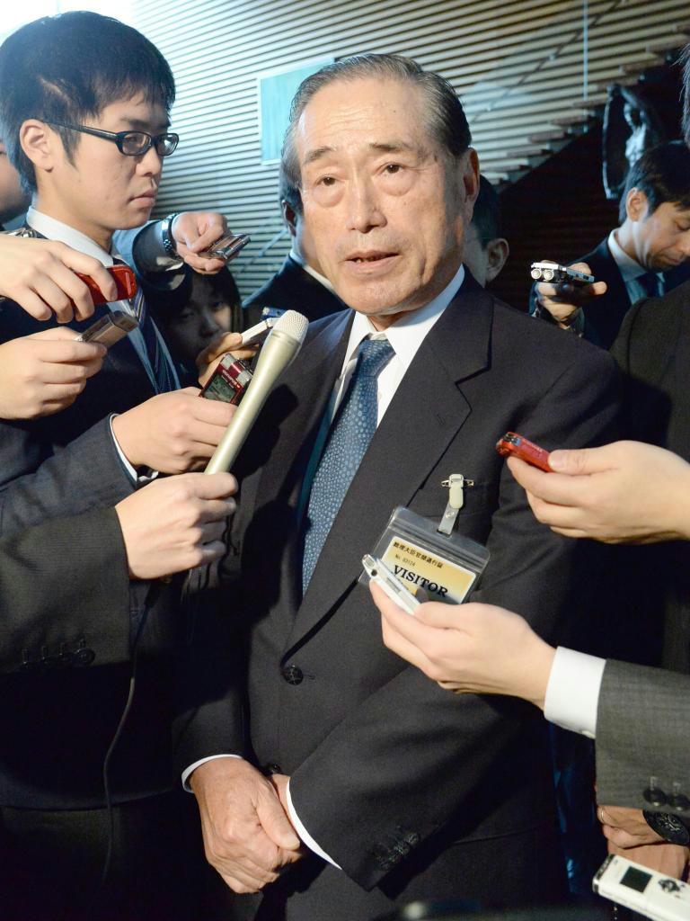 安倍首相との会談を終え、記者の質問に応じる数土文夫氏＝７日午後、首相官邸