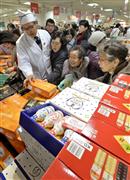 阪神百貨店で始まった食品ギフト解体セール＝８日午前、大阪市北区