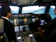 世界最大の旅客機エアバスＡ３８０のシミュレーターで、日本上空の操縦体験をする日本人の記者たち。画面右は、富士山＝２０１３年１２月１１日、フランス・トゥールーズのエアバス本社（内藤泰朗撮影）