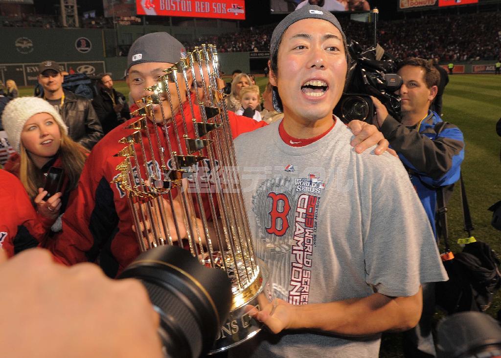 ワールドシリーズ優勝のトロフィーを手にするレッドソックスの上原浩治投手＝２０１３年１０月３０日、米マサチューセッツ州ボストン（リョウ薮下撮影）