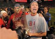ワールドシリーズ優勝のトロフィーを手にするレッドソックスの上原浩治投手＝２０１３年１０月３０日、米マサチューセッツ州ボストン（リョウ薮下撮影）